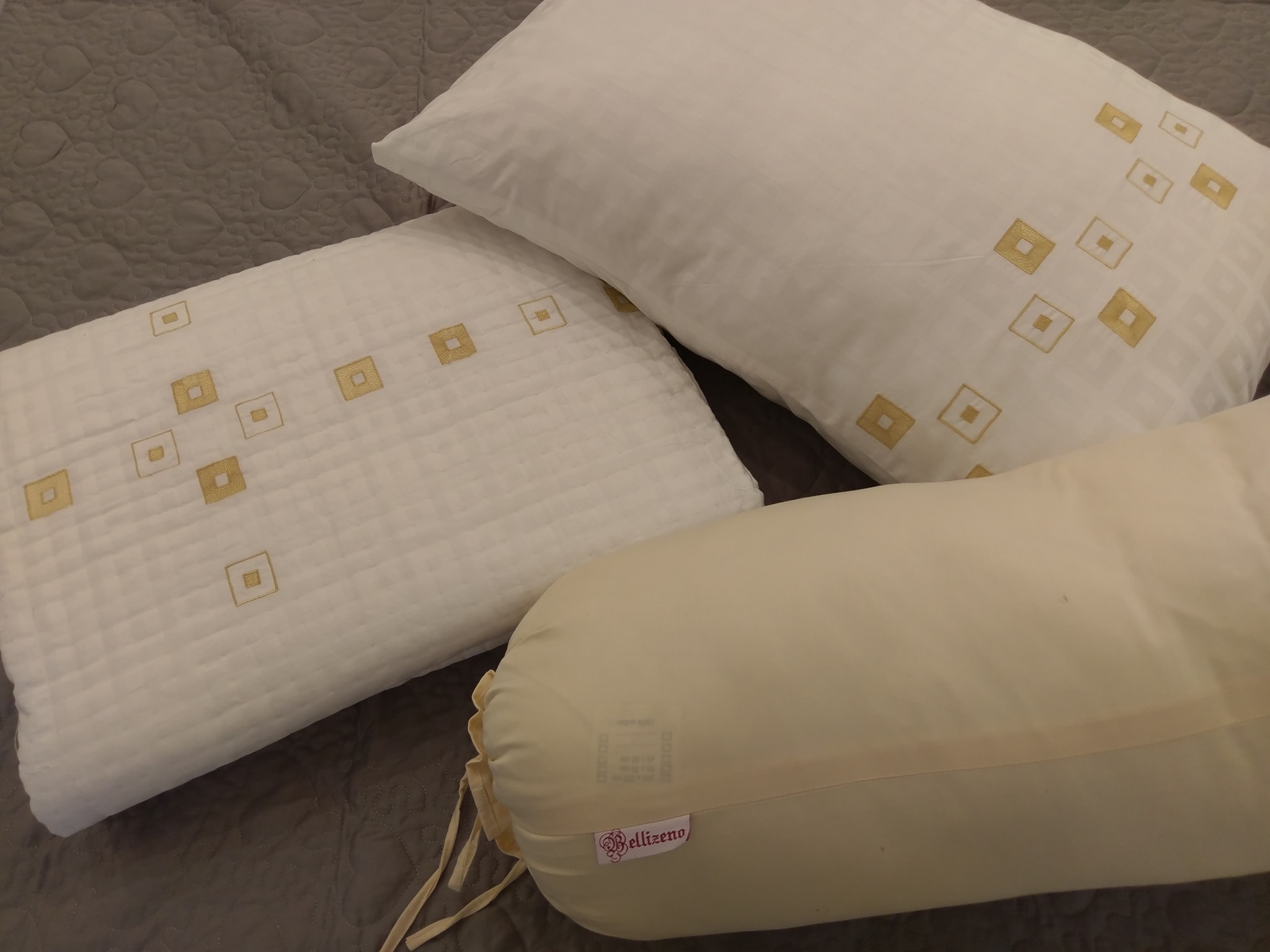 Bộ chăn chần gối thêu ô - trắng/chỉ vàng